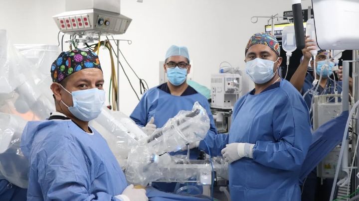 Operan con ayuda de robot a paciente en la clínica 25 del IMSS