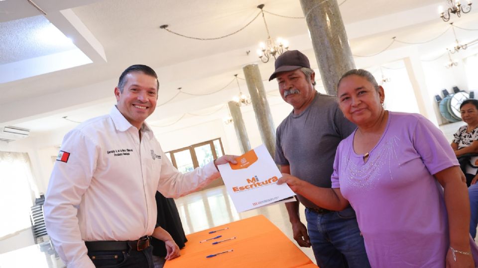 Familias de El Carmen reciben escrituras; 24 entregas y 17 en proceso.