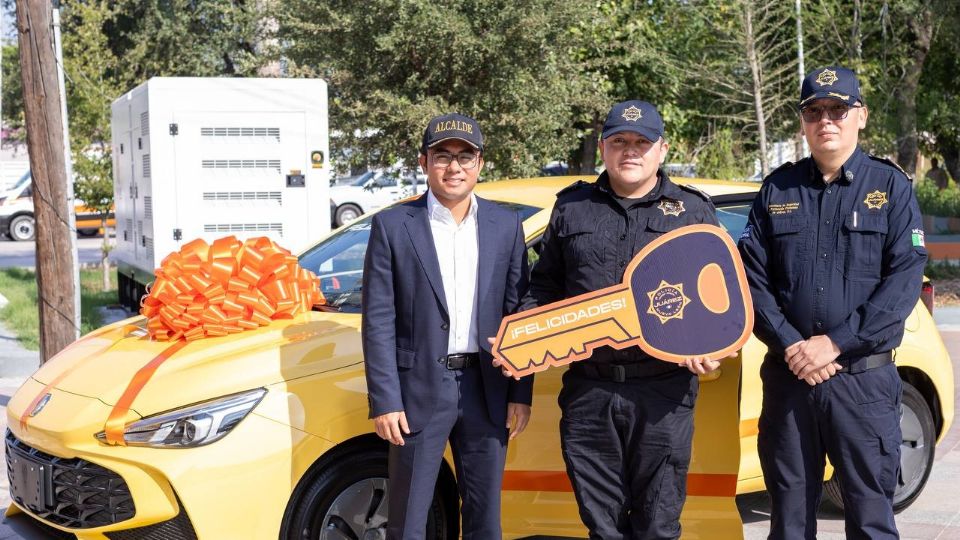 Policías de Juárez celebran su día con la rifa de un automóvil.