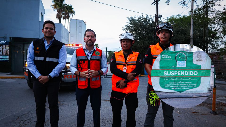 El secretario de Medio Ambiente Raúl Lozano e integrantes de la dependencia mantienen la suspensión de Zinc Nacional.