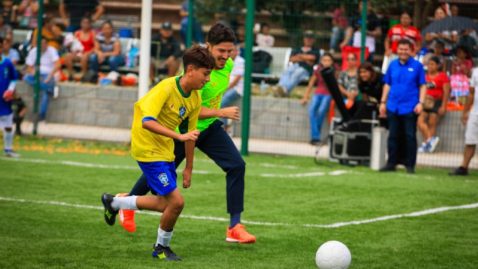 El gobernador Samuel García estuvo presente en el evento y jugó un partido con los menores de edad.