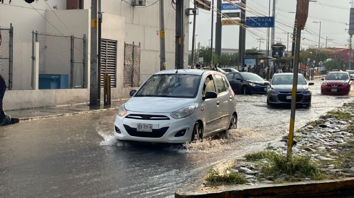 Lluvia provoca inundaciones en vialidades del área metropolitana