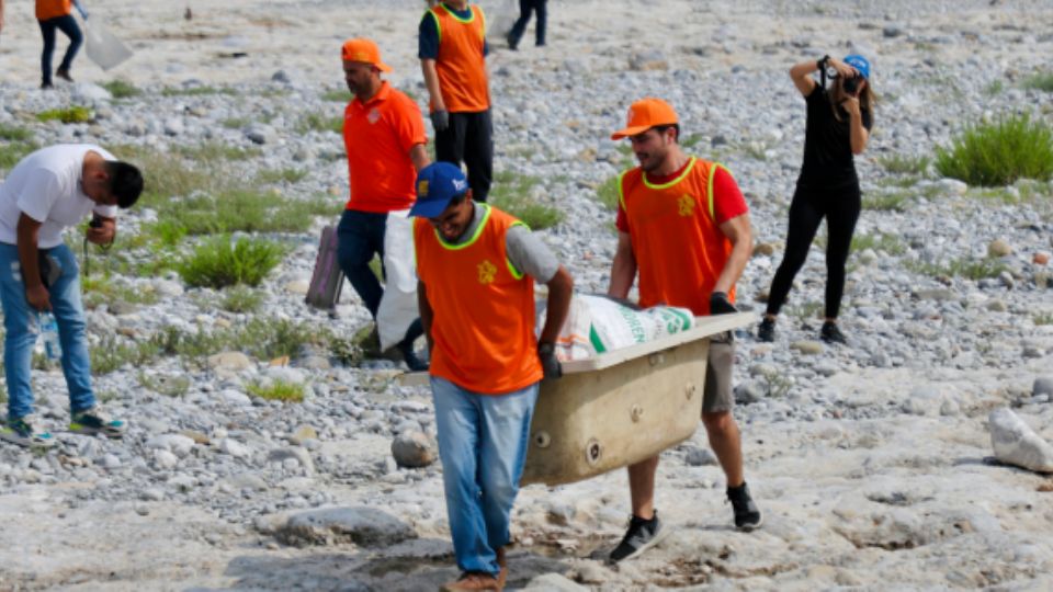 Brigada de limpieza en el río Santa Catarina.