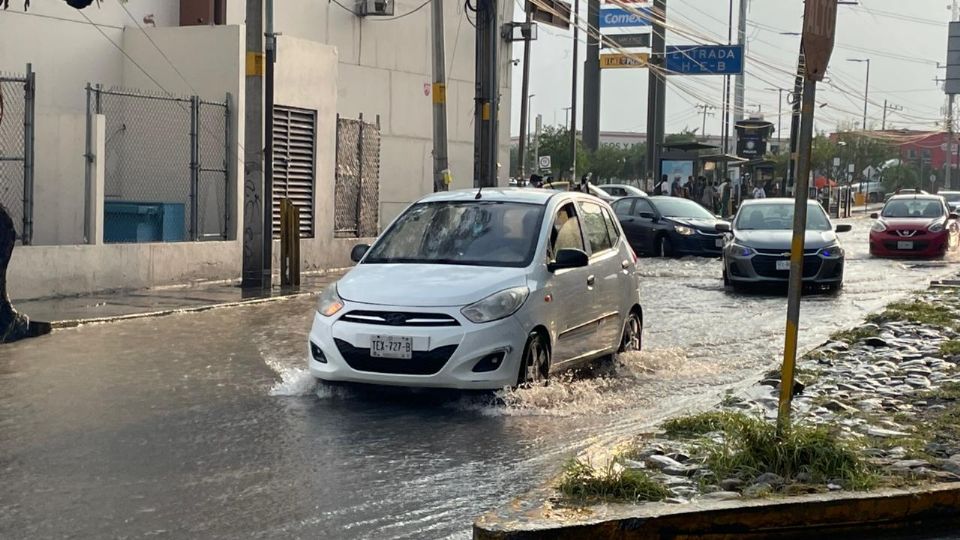 La lluvia dominical provocó varios encharcamientos en el área metropolitana de Monterrey.