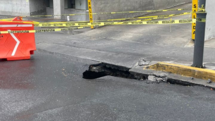 Emerge socavón de 2 metros de profundidad en el centro de Monterrey
