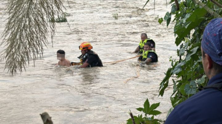Rescatan a 4 menores que quedaron atrapados en la corriente del río Santa Catarina