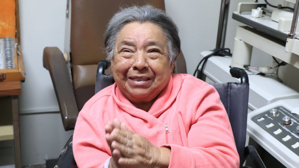 Mujer de 72 años recupera la vista tras trasplante de córnea en Monterrey.