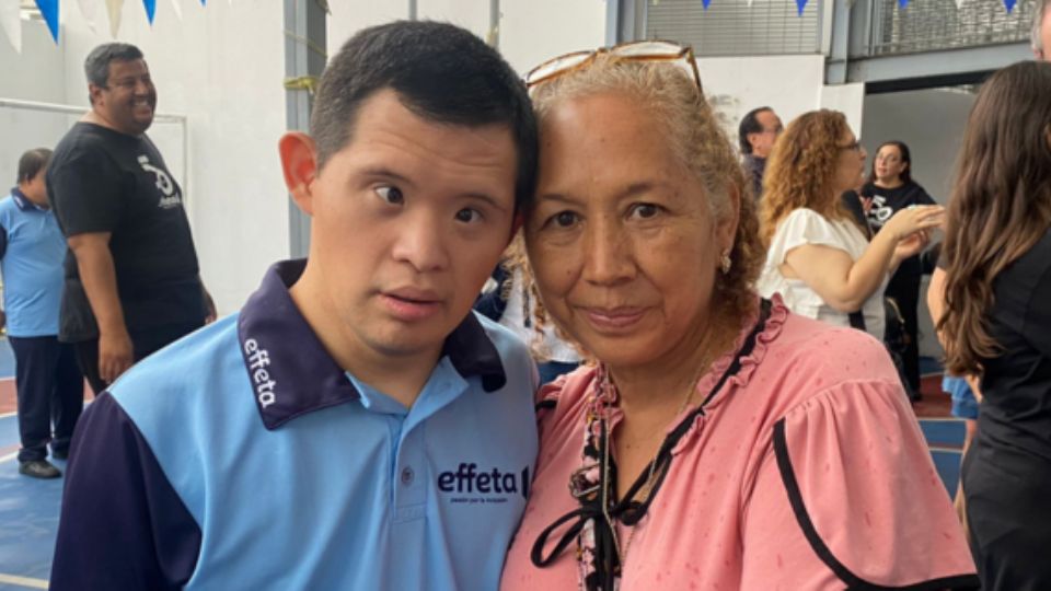 Alan y su mamá, la sra. María Francisca Esquivel.