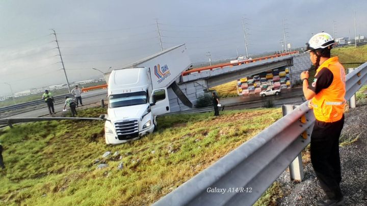 Tráiler pierde el control y queda colgando de un puente vehicular en García, NL