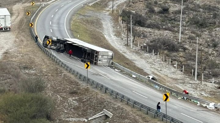 Vuelca trailer en carretera Monterrey–Saltillo, conductor sufre golpes leves