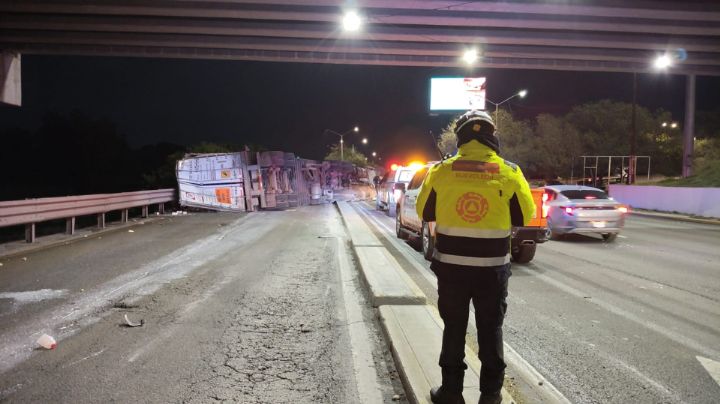 Vuelca tráiler con cientos de empaques de leche en Morones Prieto, en Guadalupe