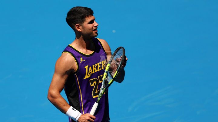 Carlos Alcaraz se entrena en Melbourne con camiseta de LeBron James antes del Abierto de Australia