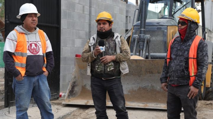 Trabajadores de la construcción retan a las alturas pese a bajas temperaturas