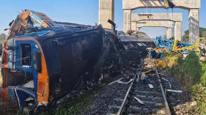 Grúa cae sobre tren y mata a 32 pasajeros en Tailandia