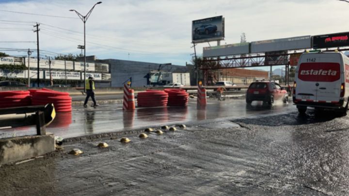 Mega fuga de agua pone a prueba la vialidad en Miguel Alemán, Apodaca