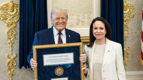Trump asegura que María Corina Machado le 'obsequió' su Premio Nobel de la Paz