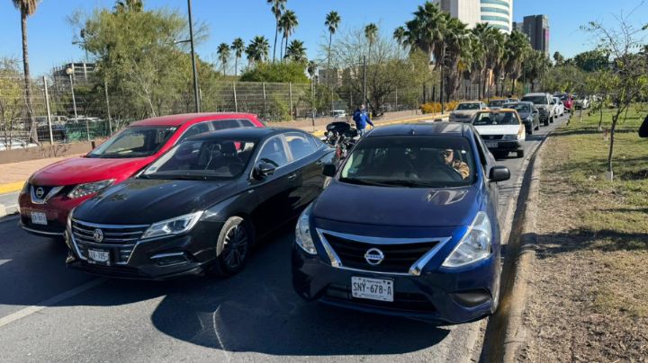 Ignoran ley de minichoques: Accidente atora tráfico por 2 horas en Monterrey