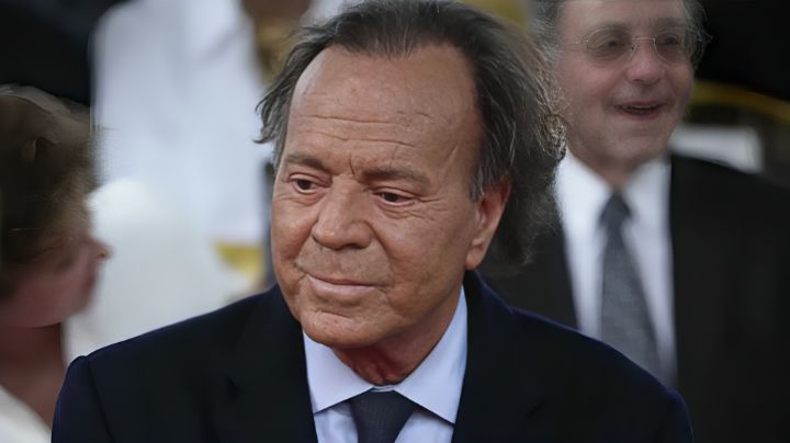 Buscan retirar a Julio Iglesias títulos oficiales