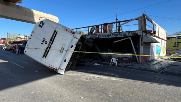 Camión de la Ruta 405 choca contra una hierbería en Monterrey; hay 2 heridos