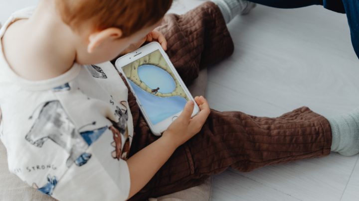 Gobierno exhorta a padres a vigilar el uso del celular en niños y adolescentes