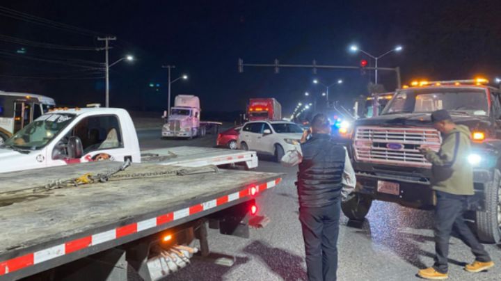 Choferes de grúas bloquean avenida Lincoln; acusan extorsiones de tránsitos de García