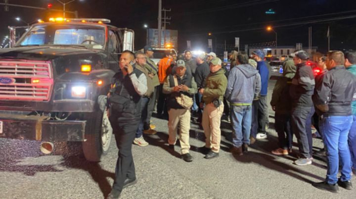 Bloqueo de choferes de grúas en García termina en selfies con Manuel Guerra