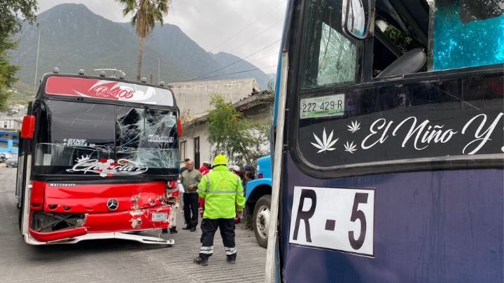 Choque de camiones urbanos deja al menos 5 lesionados en Monterrey