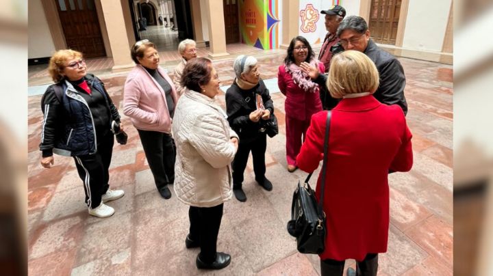 Maestros jubilados se manifiestan en Palacio de Gobierno por falta de pagos