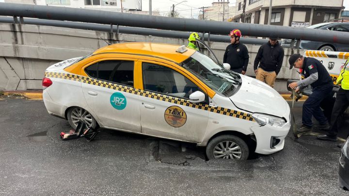 Se hunde taxi al caer en socavón en Félix U. Gómez, en Monterrey