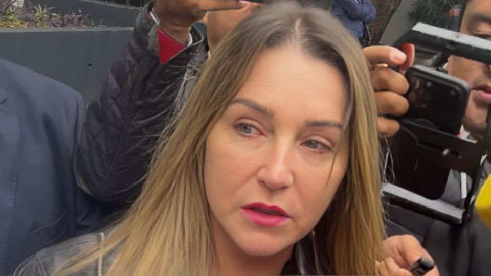 La regiomontana lloró frente a los medios al retirarse del Palacio de Justicia estatal.