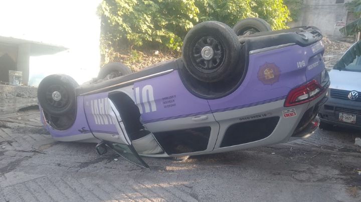 Policías de Escobedo sufren volcadura; hay dos oficiales lesionados