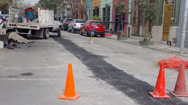 Repara AyD zanja de 20 metros que obstruía calles del Centro de Monterrey