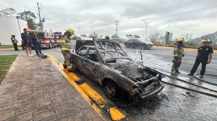 Auto se incendia y queda calcinado en Monterrey