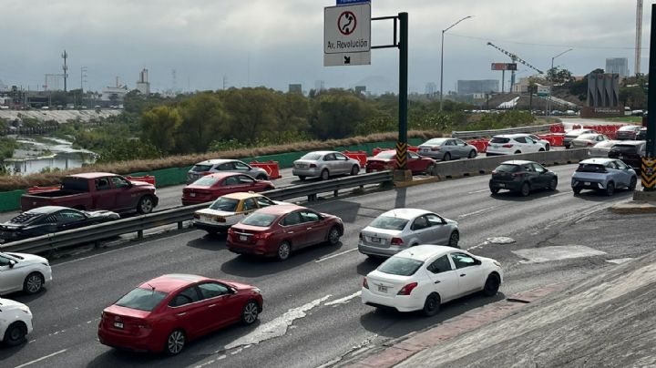 Cierres en carriles exprés de Constitución generan tráfico intenso en Monterrey