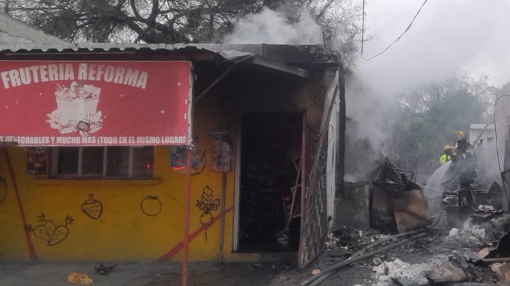 Se incendia frutería en Apodaca; fuego se extiende a al menos 3 viviendas