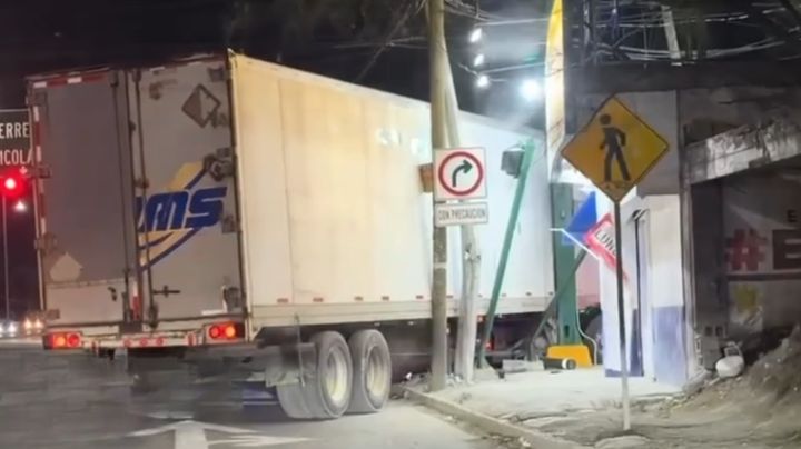 Persecución en Escobedo: Hombre roba tráiler, choca con postes y huye a pie
