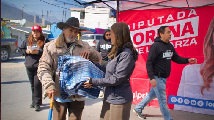 Lorena de la Garza entrega cobertores en colonias y escucha inconformidades por movilidad