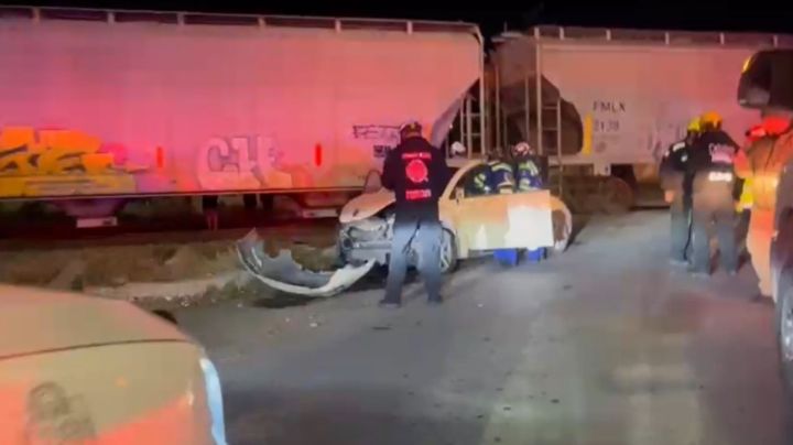 Resultan ilesos dos conductores tras choque con tren en San Pedro