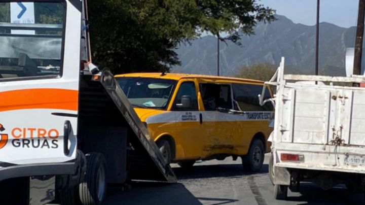 Transporte escolar y camioneta chocan en Santiago, NL; estudiante pierde 2 de sus dedos