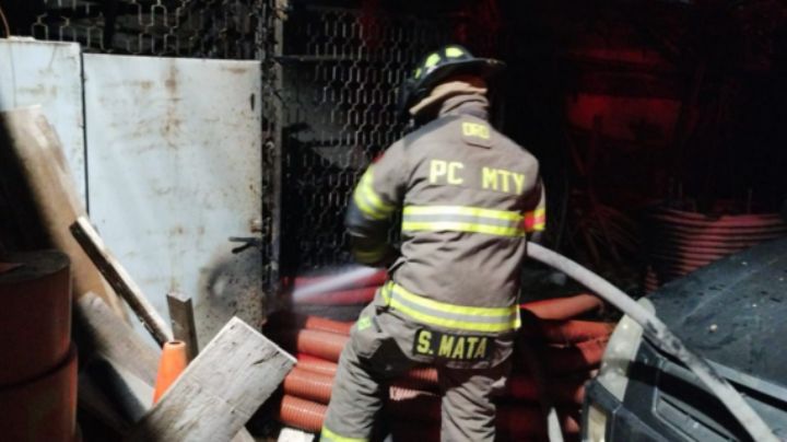 Se incendia bodega en Monterrey; vecinos rescatan a perritos que estaban al interior