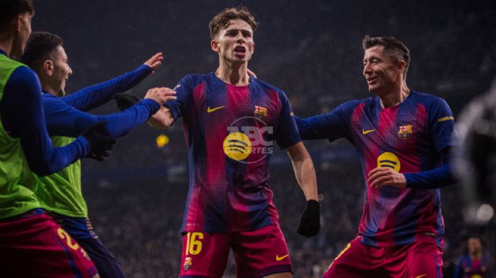 Barcelona vence al Espanyol en el derbi catalán con goles de Olmo y Lewandowski