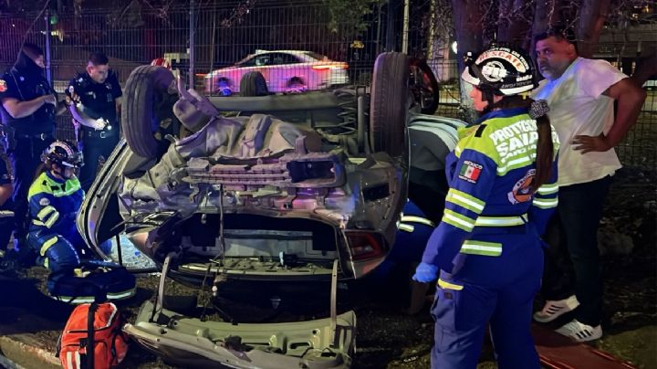 Volcadura en avenida Lázaro Cárdenas en San Pedro deja dos lesionados