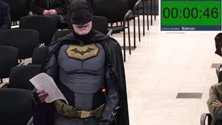 Protesta ’Batman’ contra posible operativo de ICE en Super Bowl