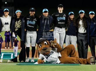 Rayadas: Amandine Miquel y Alice Soto lanzan la primera bola en juego de Sultanes Femenil