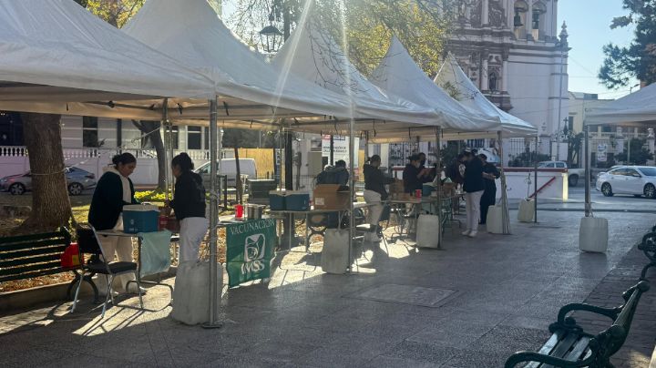 Acuden decenas a Palacio de Monterrey para vacunarse
