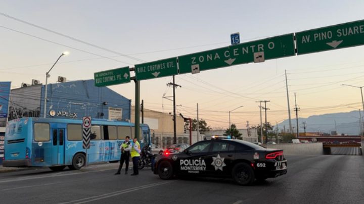 Vecinos bloquean avenida Alfonso Reyes por 'abuso de autoridad' de la policía de Monterrey