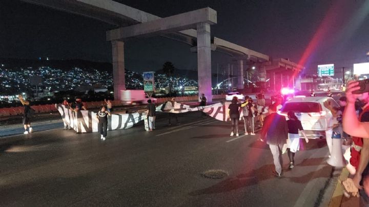 Bloquean calles del centro de Monterrey por aumento a tarifa de transporte público