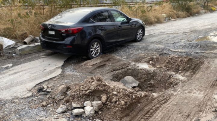 Mega bache en Santa Catarina pone en riesgo a automovilistas de la colonia Protexa Industrial