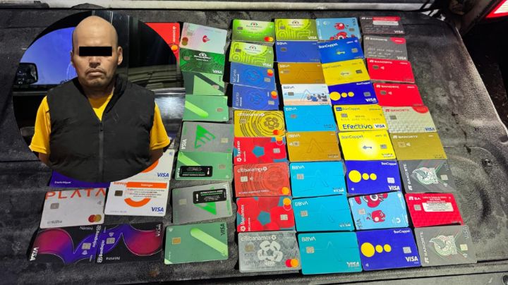 Detienen a taxista con 57 tarjetas bancarias en Monterrey