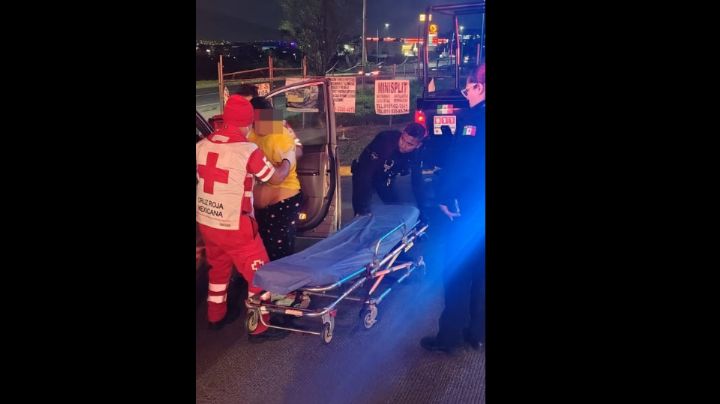 Policía de Monterrey asiste parto de emergencia en plena avenida Paseo de los Leones